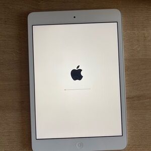iPad Mini 2 - 32GB - Silver with Case